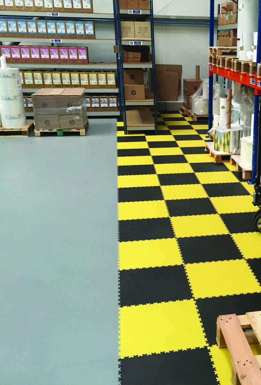 Entrepôt en damier jaune et noir R-Tile
