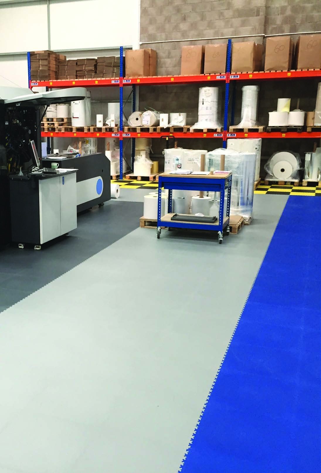 Allée de magasin en dalles R-Tile bleu et gris